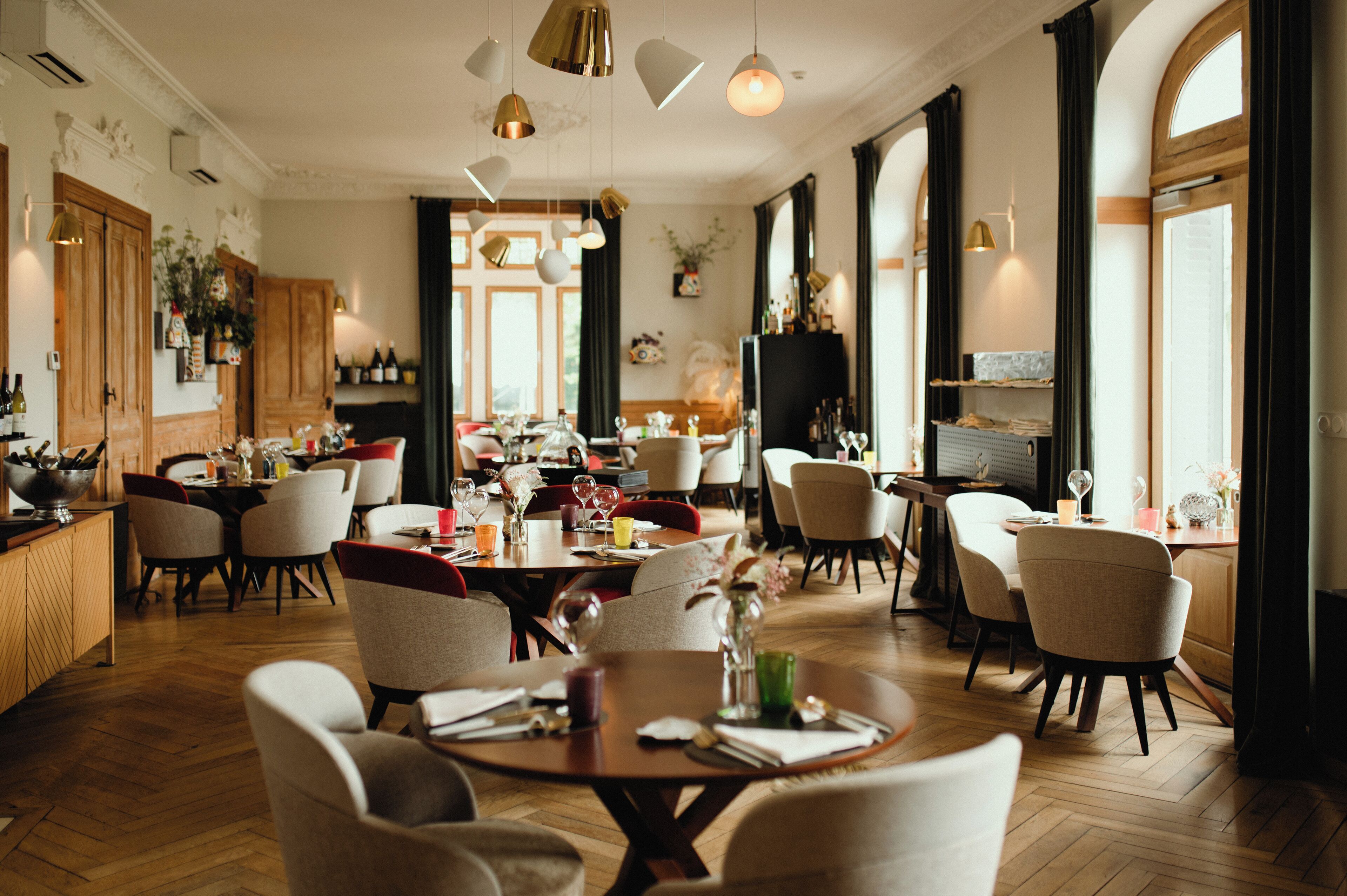 Déjeuner et dîner servis sur place, spécialités Cuisine française