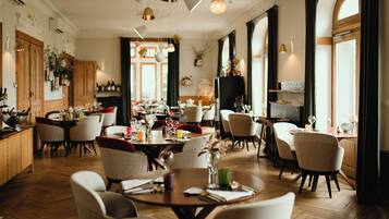 Déjeuner et dßner servis sur place, spécialités Cuisine française