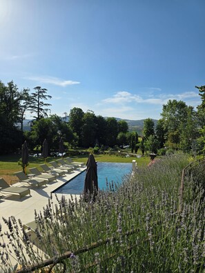 Seasonal outdoor pool - Eclosion Château Hôtel & Restaurant (Saint-Paul en Jarez)