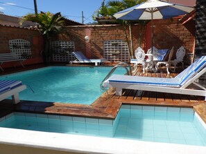 Piscine extérieure, parasols de plage, chaises longues
