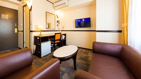 Desk, blackout drapes, iron/ironing board, WiFi. Toyoko Inn Keio Line Hashimoto Station Kita