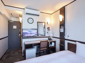 Desk, blackout curtains, iron/ironing board, WiFi - Toyoko Inn Keio Line Hashimoto Station Kita (Sagamihara)