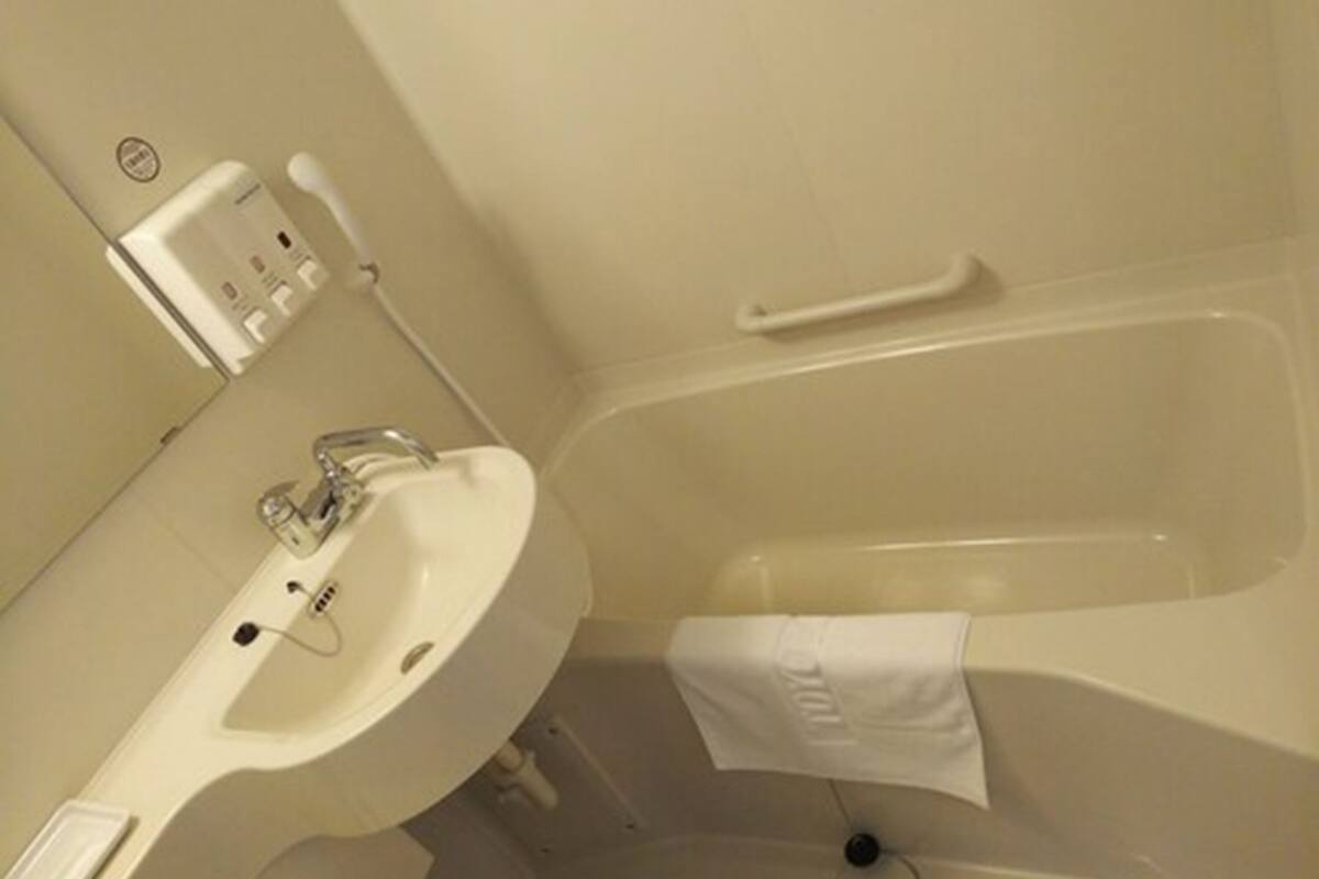 combined shower/bathtub, hair dryer, bathrobes, slippers