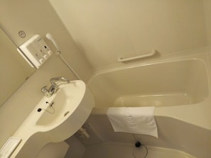 Ensemble douche/baignoire, sèche-cheveux, peignoirs, chaussons