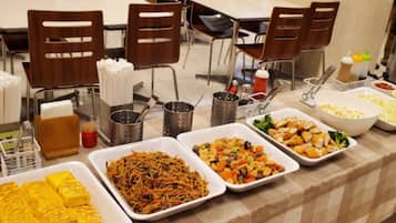朝食 (ビュッフェ)、毎日提供 (無料)