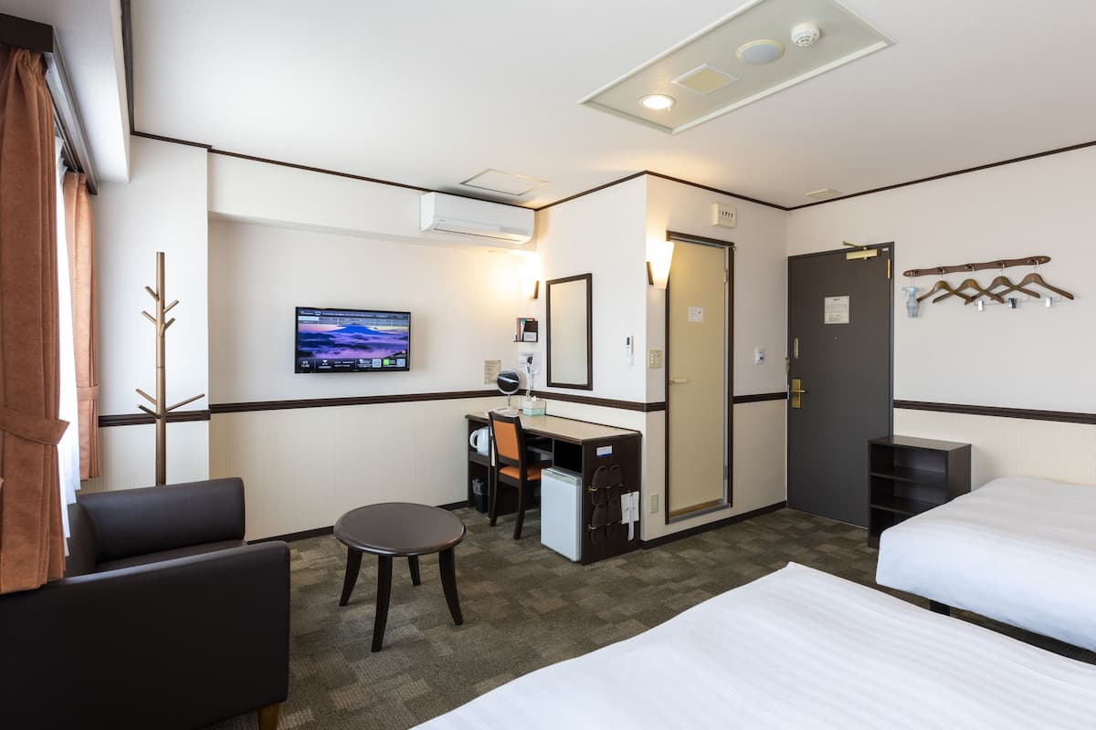 Kamar Comfort, Bebas Asap Rokok | Meja kerja, ruang kerja ramah laptop, Wi-Fi gratis, dan seprai linen