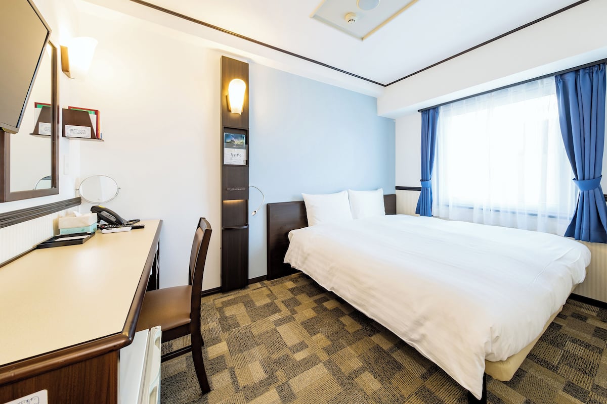 办公桌、笔记本电脑工作区、免费 WiFi、床单