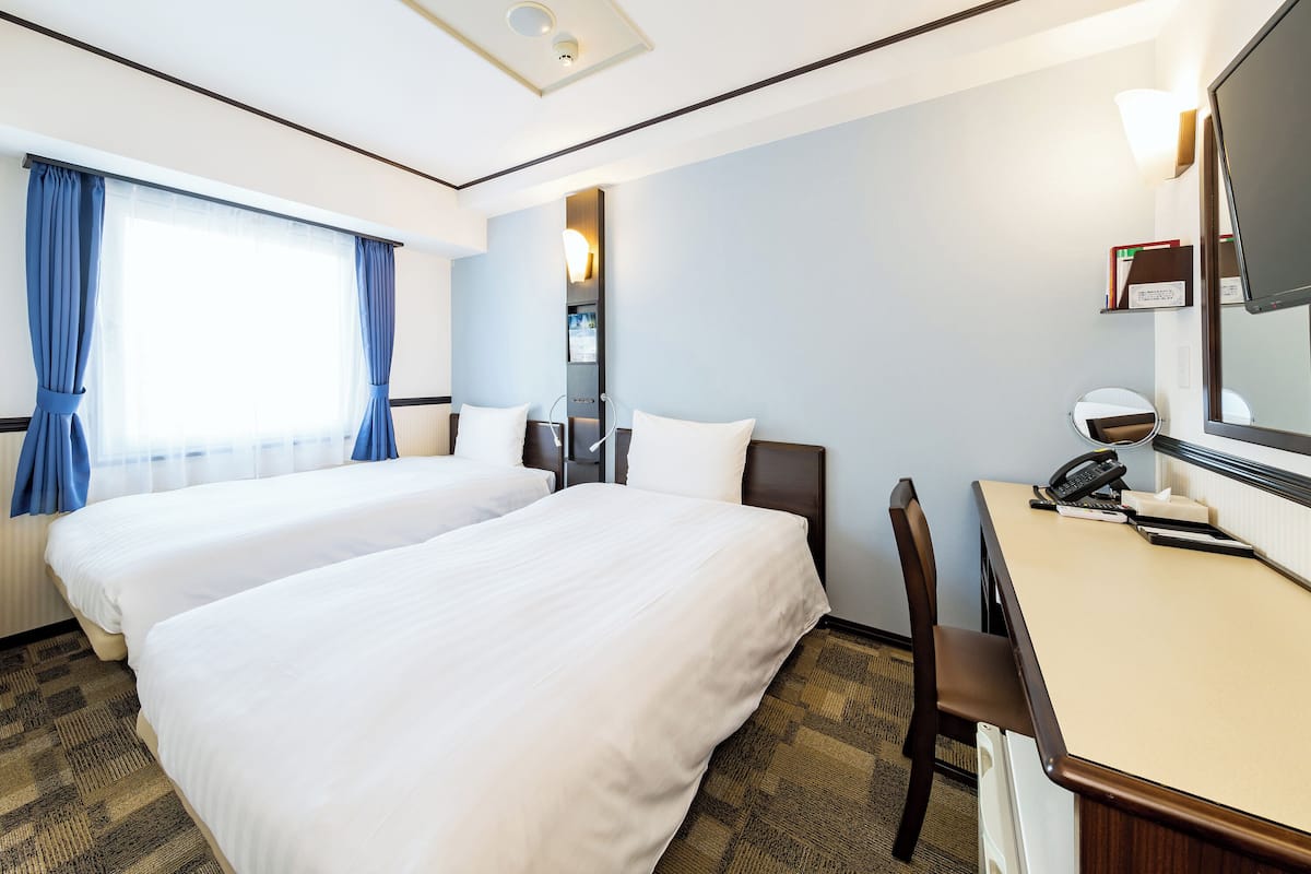 办公桌、笔记本电脑工作区、免费 WiFi、床单