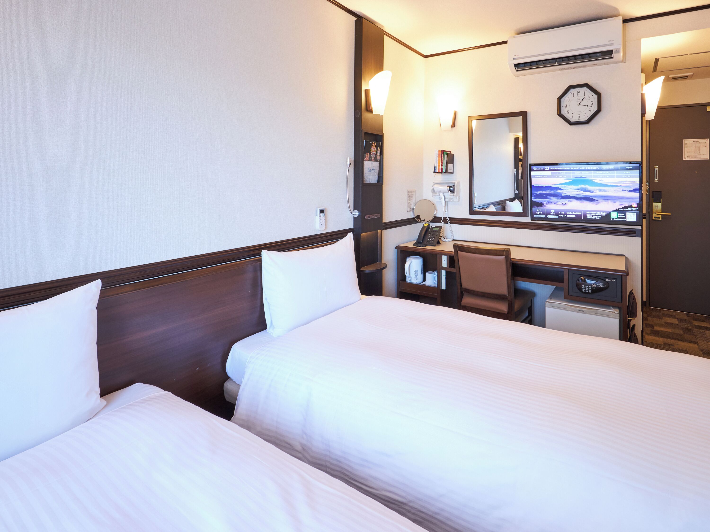 desk, free wifi, bed sheets