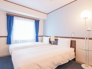 Desk, laptop workspace, free WiFi - Toyoko Inn Shin Osaka Station Higashi (Osaka)