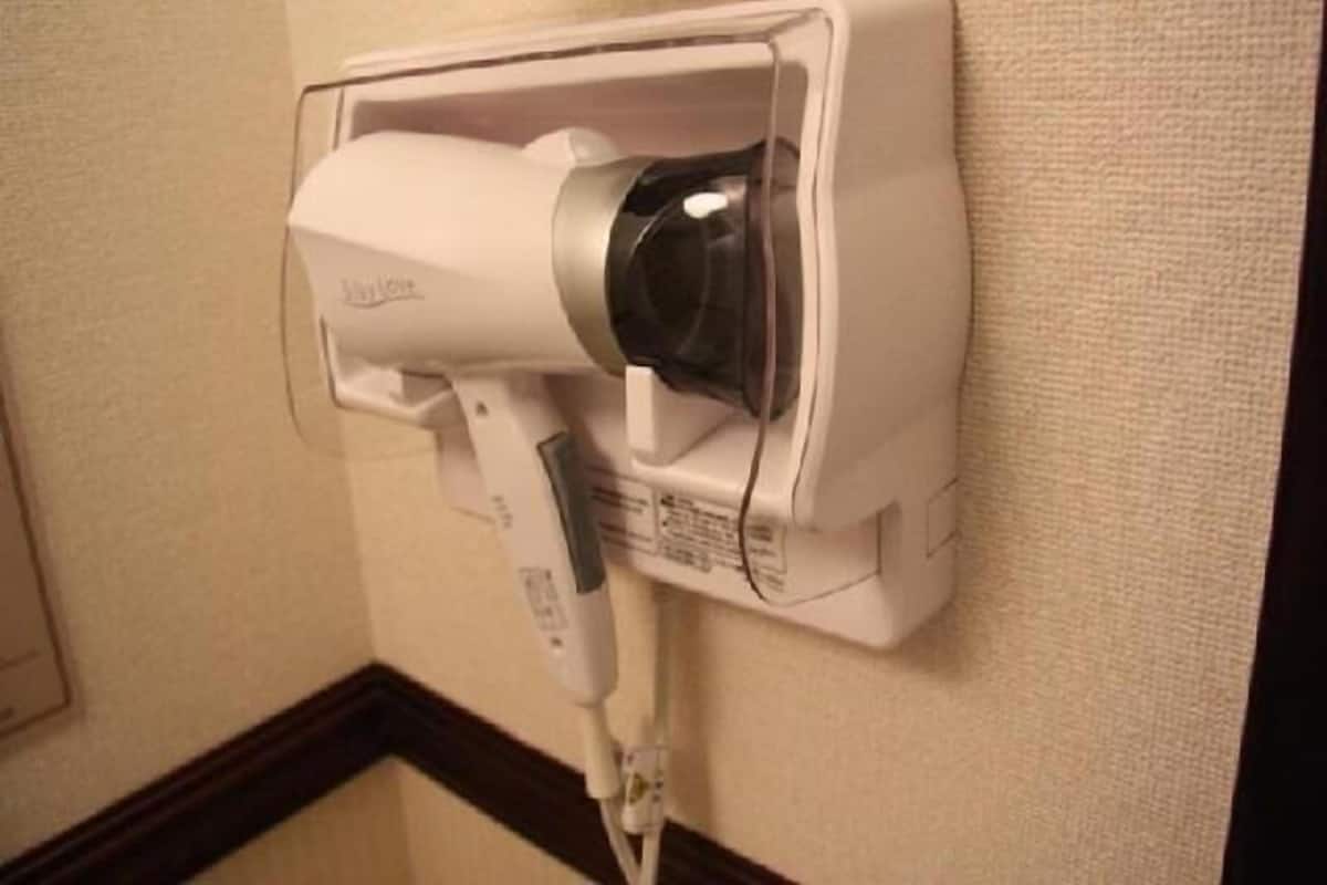 Bathroom amenities | Combined shower/tub, slippers, electronic bidet, towels