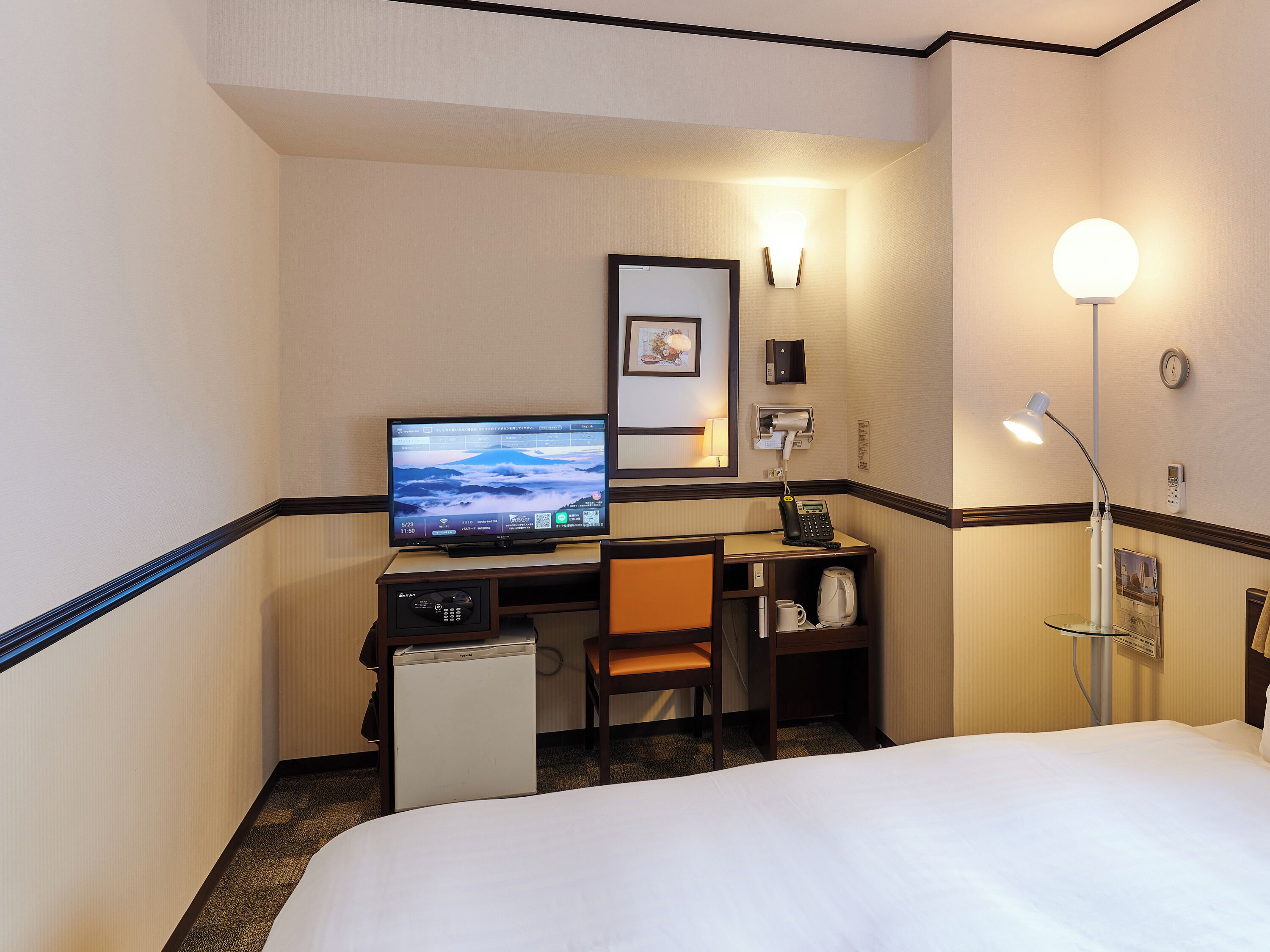 desk, laptop workspace, free wifi, bed sheets