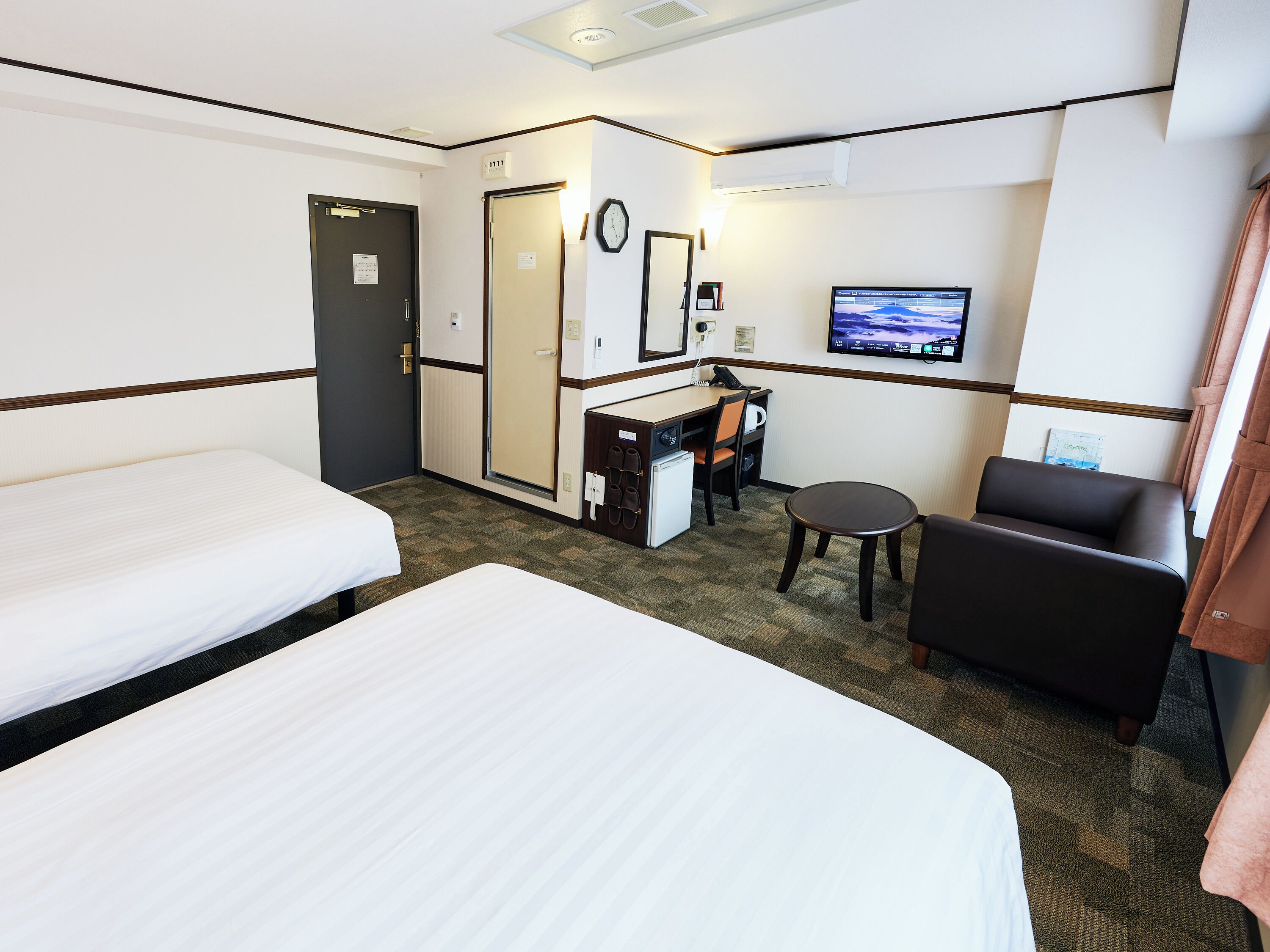 desk, laptop workspace, free wifi, bed sheets