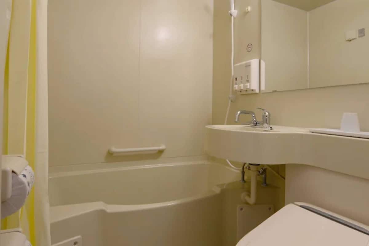 Kombinert dusj/badekar, toalettartikler (inkludert) og tøfler