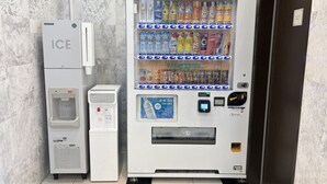 Un distributeur automatique équipé d’un point d’eau et proposant un choix de boissons.