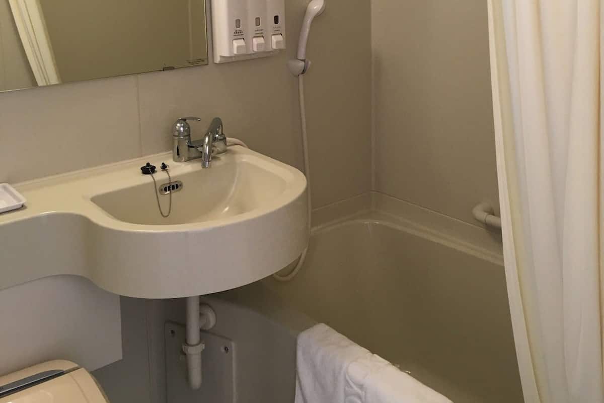 Combined shower/tub, electronic bidet, towels