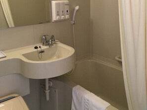 Kombinasi shower/bathtub, sandal,  dan toilet dengan bidet elektronik