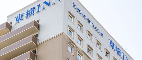 Un edificio con el letrero