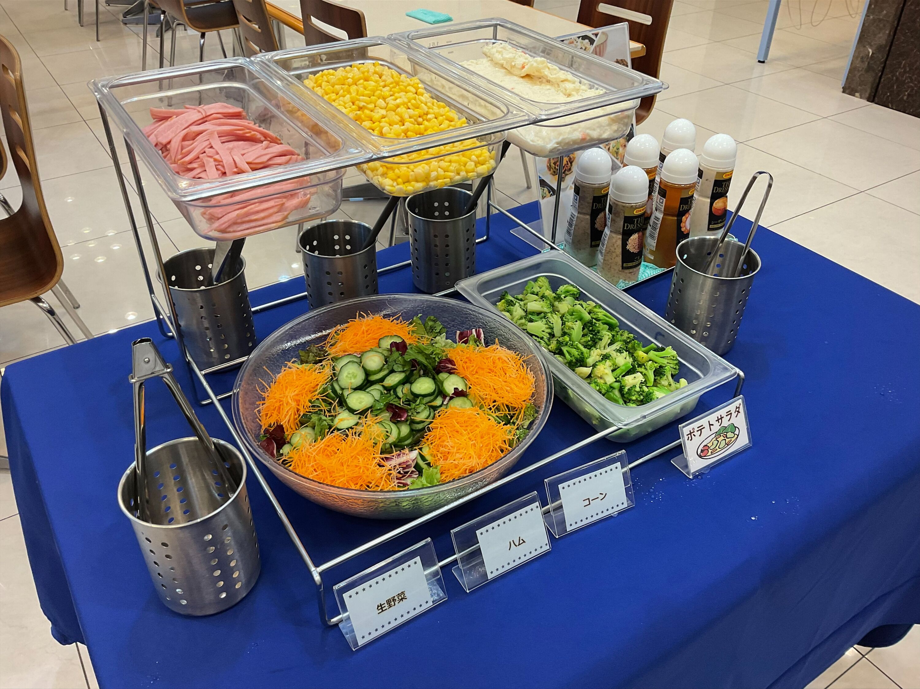 Una mesa de buffet con diferentes alimentos y salsas.
