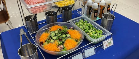 Ein reichhaltiges Buffet mit verschiedenen Speisen und Beilagen.