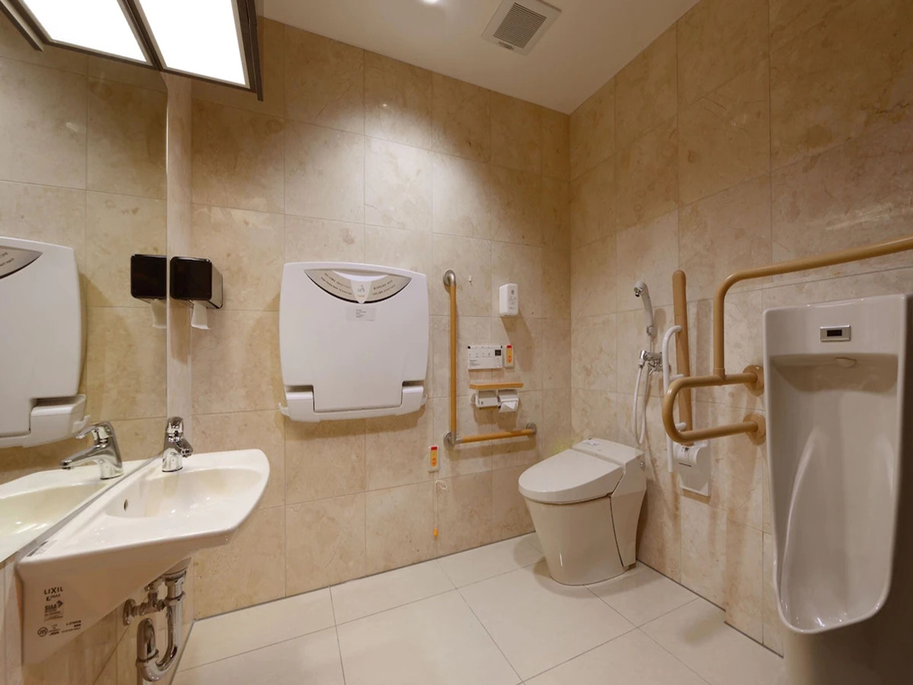 combined shower/bathtub, free toiletries, hair dryer, slippers