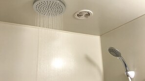 Bañera con ducha, artículos de tocador gratuitos, secador de pelo