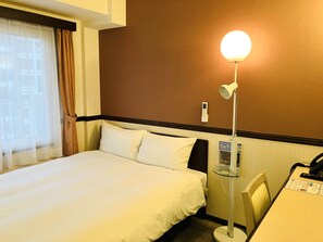 Desk, laptop workspace, free WiFi, bed sheets - Toyoko Inn Osaka Abeno Tennoji (Osaka)