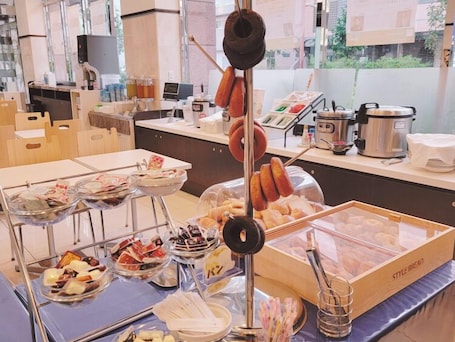 Free daily buffet breakfast . Toyoko Inn Hon Atsugi Station Minami