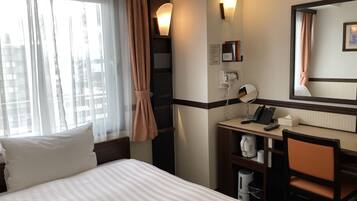 Escritorio, wifi gratis y ropa de cama