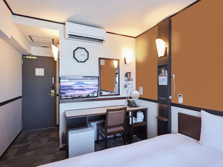 Desk, free WiFi, bed sheets. Toyoko Inn Kintetsu Nara Ekimae