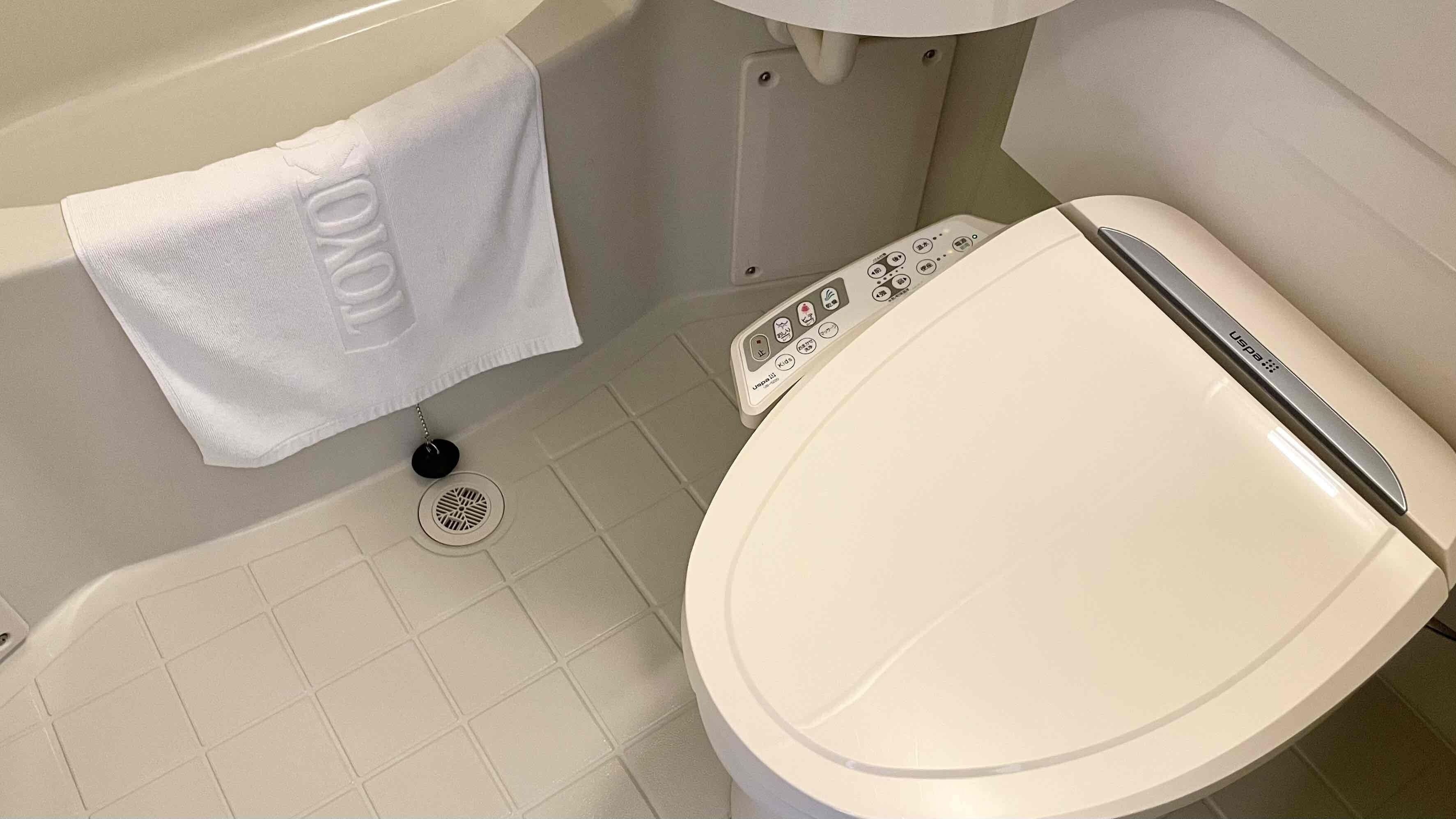 combined shower/bathtub, slippers, electronic bidet, towels