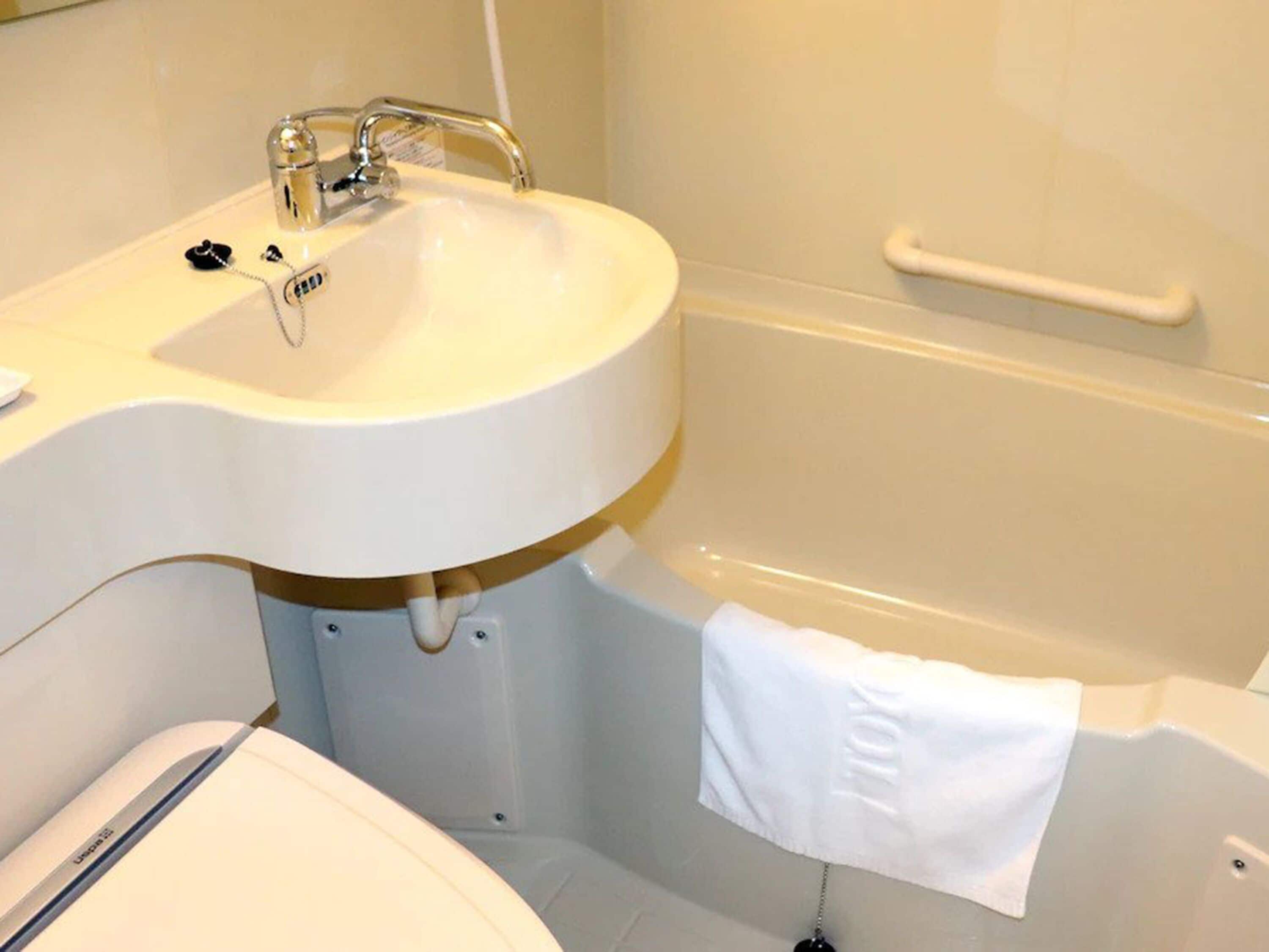 combined shower/bathtub, slippers, electronic bidet, towels