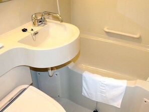 Combined shower/bathtub, slippers, electronic bidet, towels - Toyoko Inn Osaka Tsutenkaku Mae (Osaka)