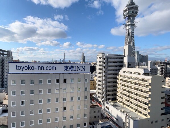 Un edificio de varios pisos con un letrero que indica 'toyoko-inn.com' y '東横INN', mostrando que pertenece a la cadena Toyoko Inn.