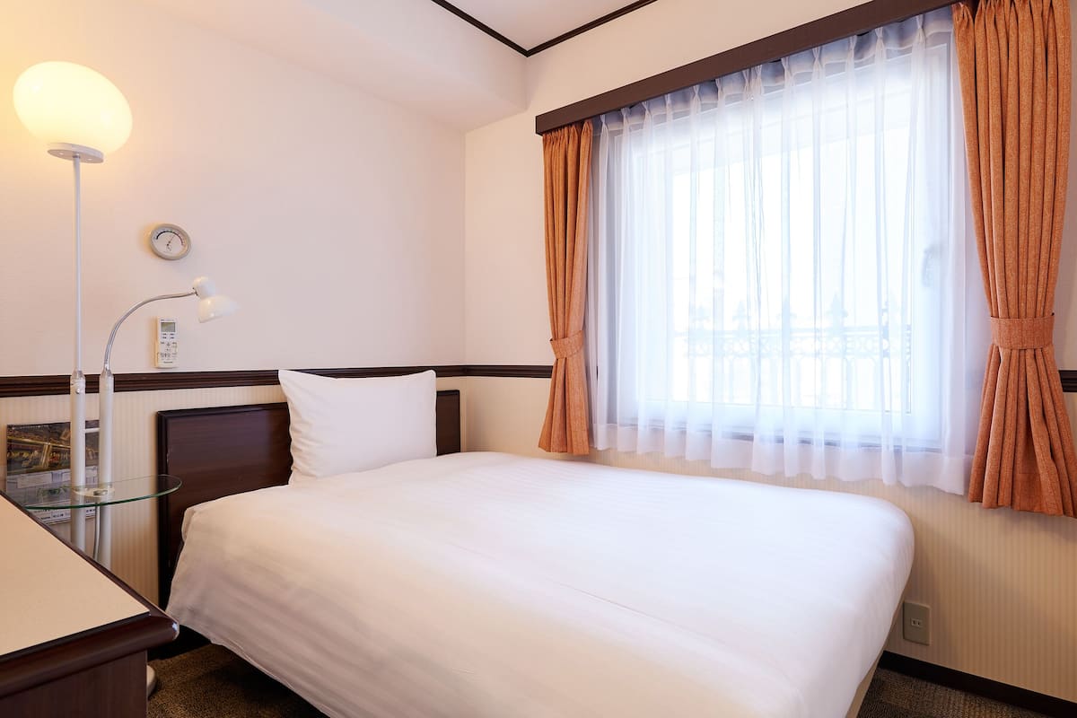 Desk, laptop workspace, free WiFi, bed sheets