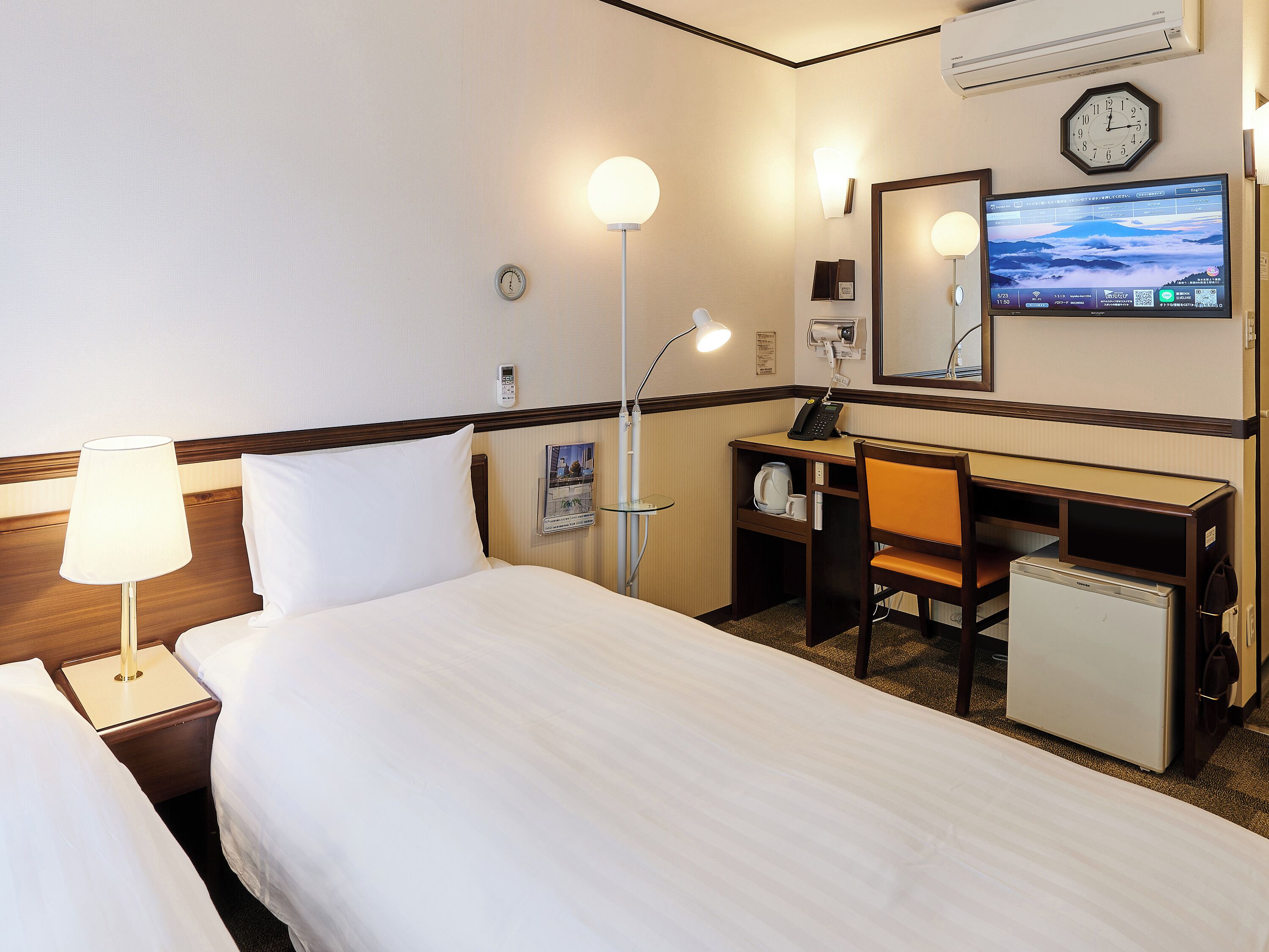 مكتب ومساحة عمل للكمبيوتر المحمول وواي فاي مجانًا وملاءات أسرّة