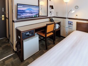 Desk, laptop workspace, free WiFi, bed sheets - Toyoko Inn Kashiwa Station Nishi (Kashiwa)