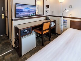 Desk, laptop workspace, free WiFi, bed sheets