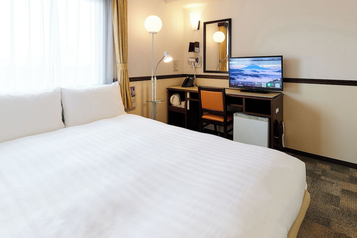 Desk, iron/ironing board, free WiFi, bed sheets