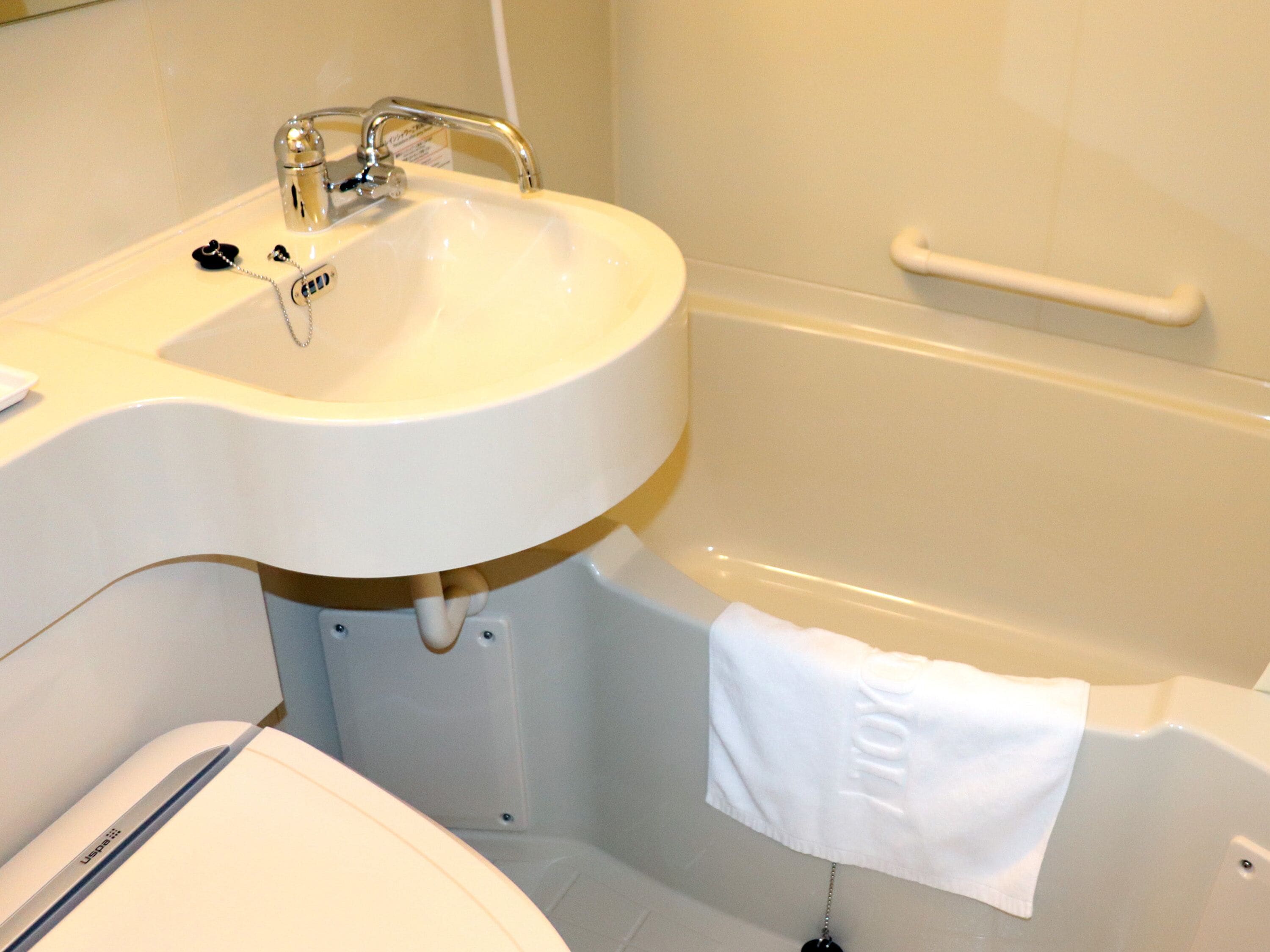 combined shower/bathtub, slippers, electronic bidet, towels