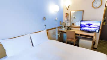 Een bureau, gratis wifi, beddengoed