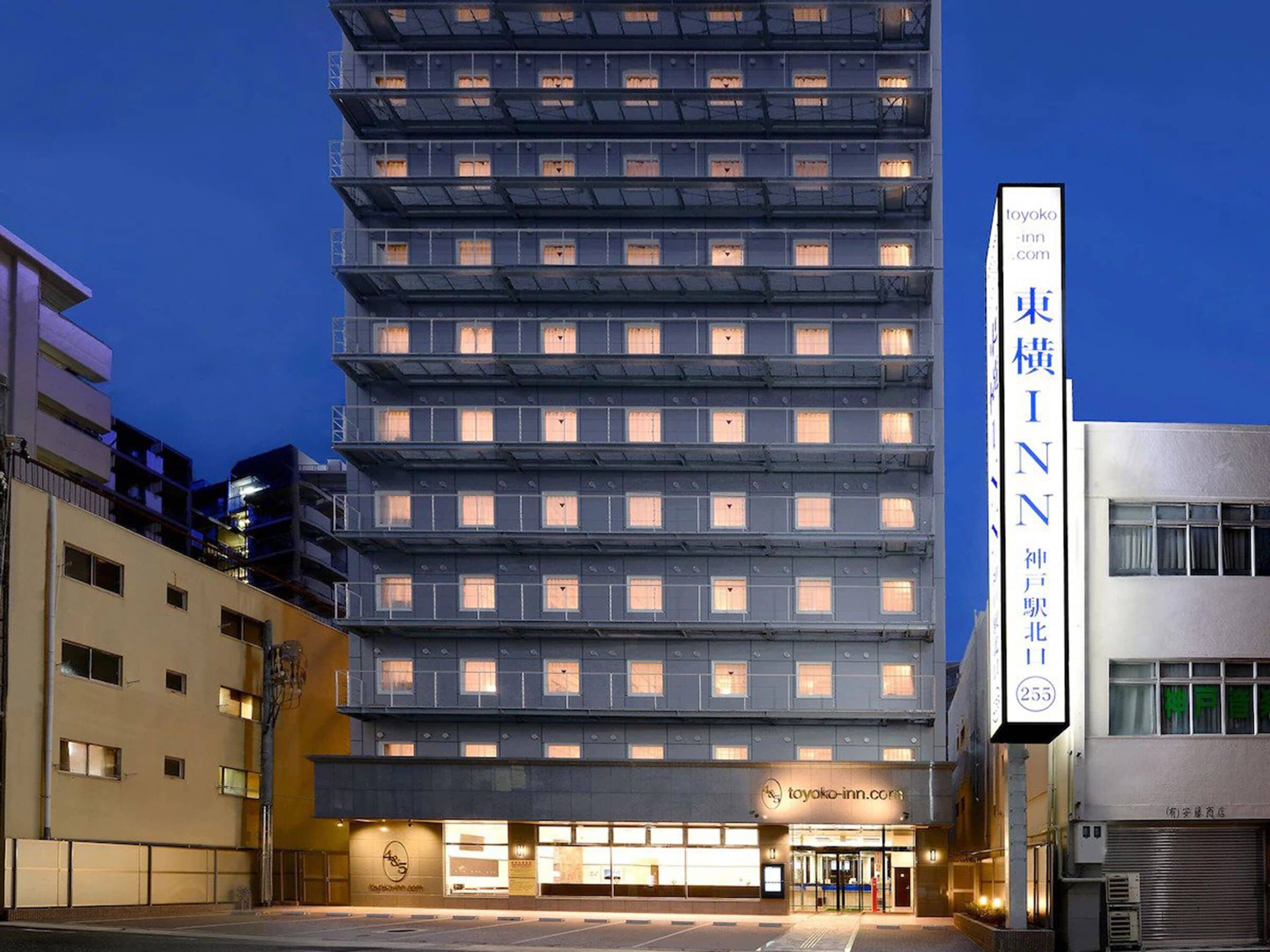 Un hôtel à plusieurs étages, reconnaissable à son enseigne bien visible indiquant qu’il s’agit d’un hôtel Toyoko Inn.