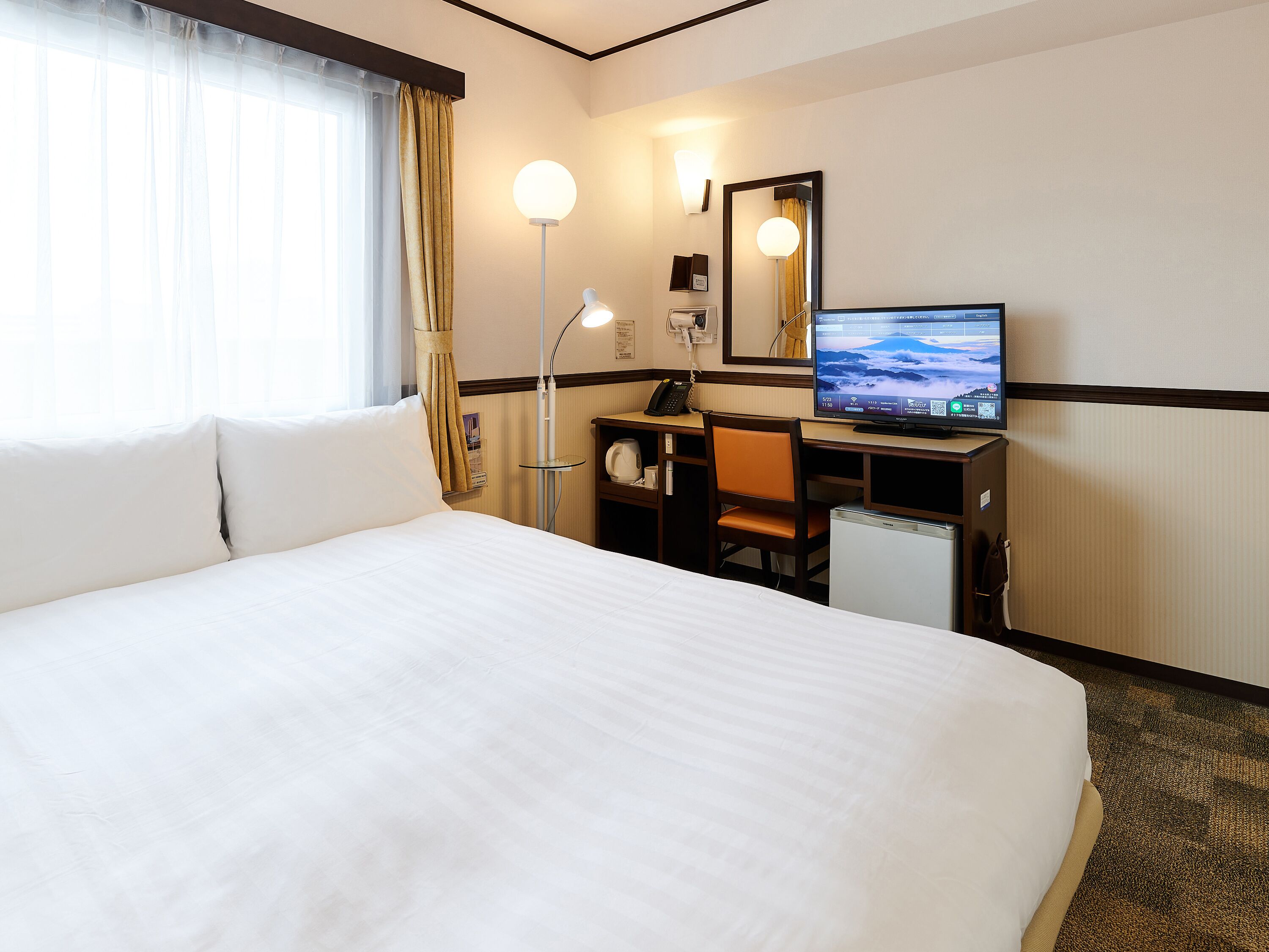 Schreibtisch, laptopgeeigneter Arbeitsplatz, Verdunkelungsvorhänge