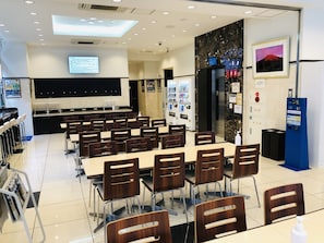 Café da manhã japonês grátis todos os dias