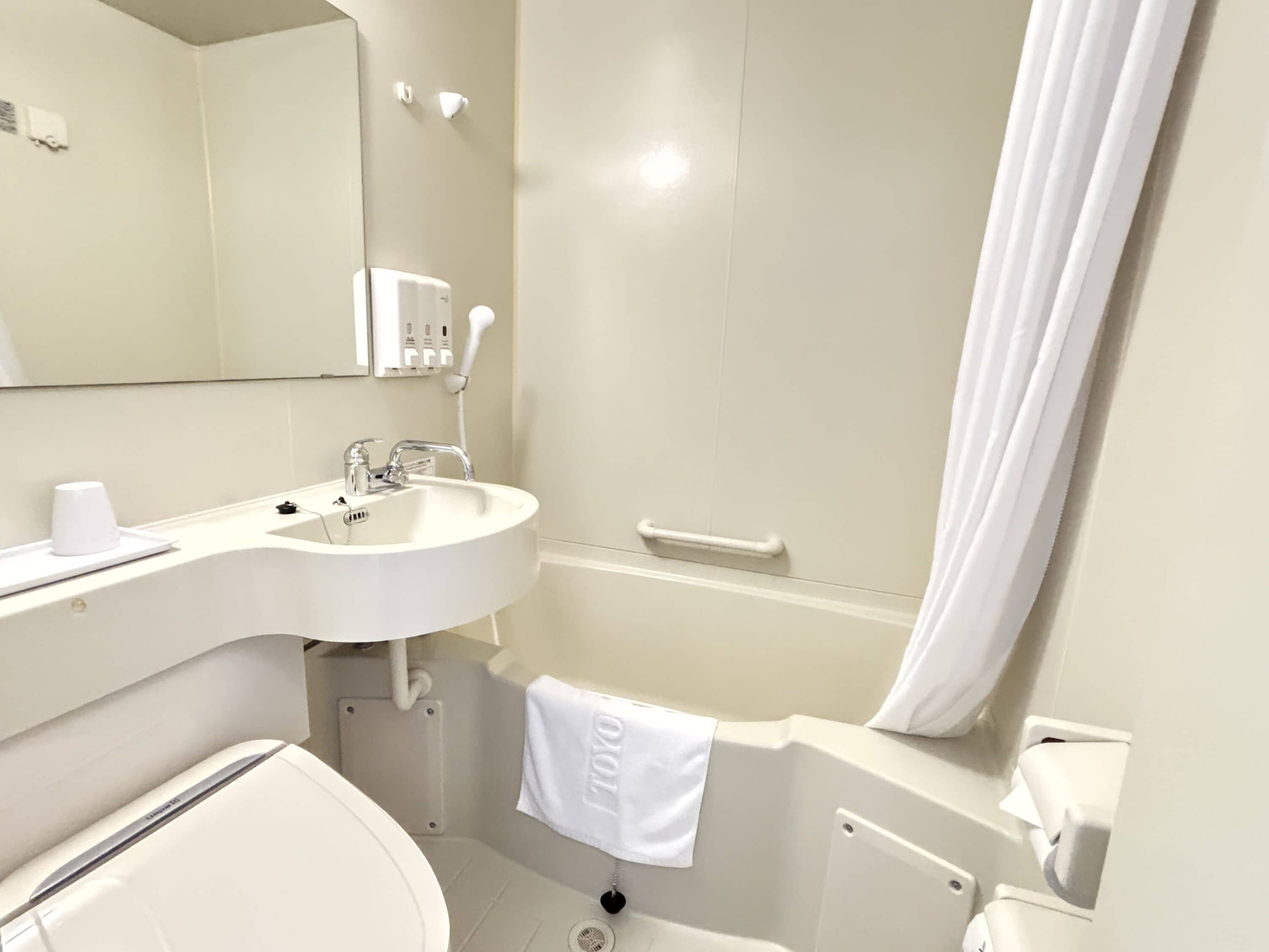 combined shower/bathtub, slippers, electronic bidet, towels