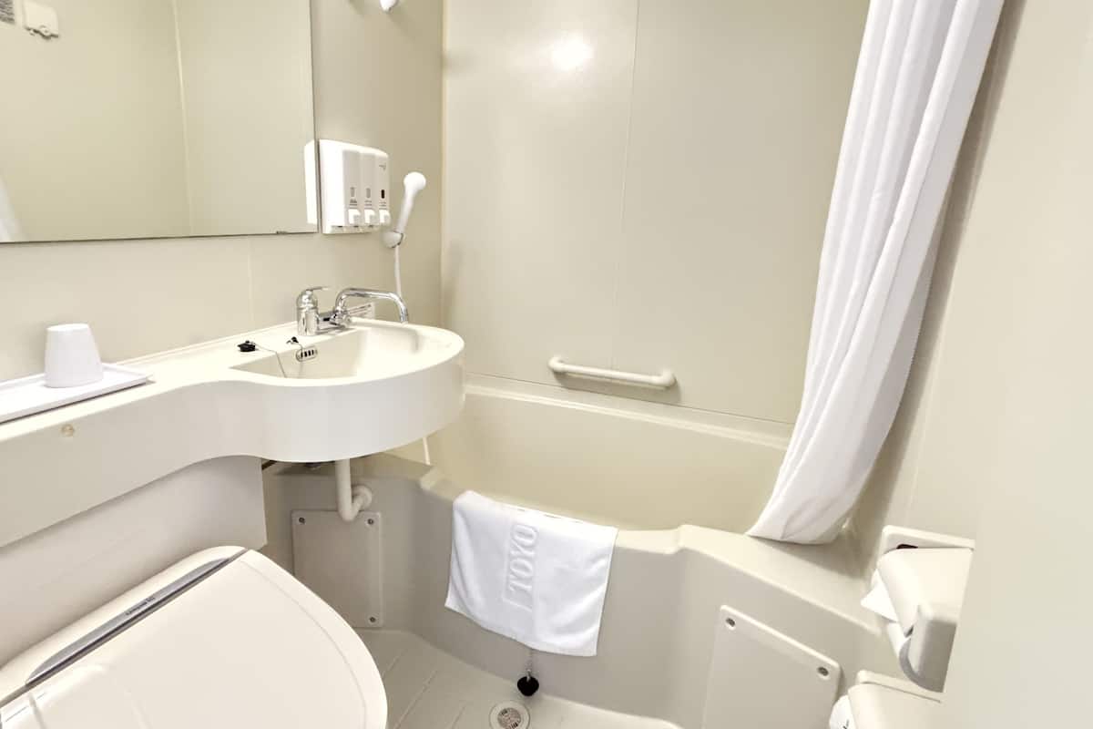 Suihkun ja ammeen yhdistelmä, tohvelit, WC-istuin sähköisellä bideellä