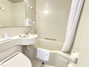Kombinasi shower/bathtub, sandal,  dan toilet dengan bidet elektronik