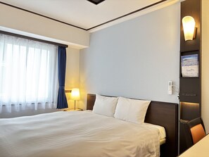 办公桌、遮光窗帘、熨斗/熨板、免费 WiFi