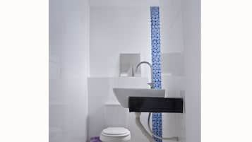 Habitación triple, baño compartido | Baño | Toallas 