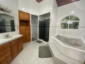 Chalet Eksklusif | Kamar mandi | Shower, perlengkapan mandi gratis, pengering rambut, dan handuk